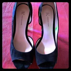 Black pumps